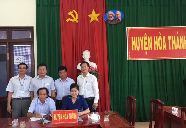 Lãnh đạo Sở TT&TT và lãnh đạo UBND huyện Hoà Thành tham dự buổi ký biên bản phối hợp thực hiện dịch vụ tiếp nhận hồ sơ và trả kết quả giải quyết thủ tục hành chính qua bưu chính công ích